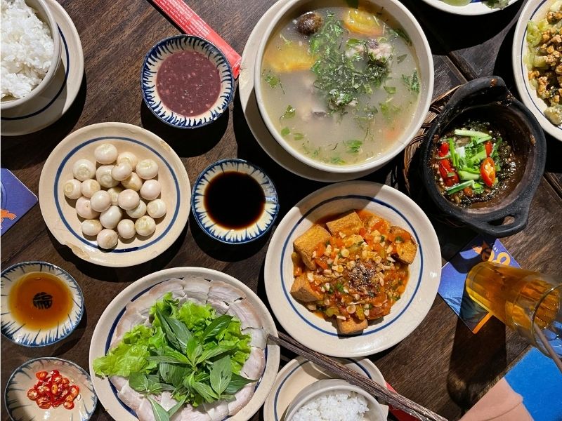 bữa cơm gia đình với gạo ngon dẻo thơm