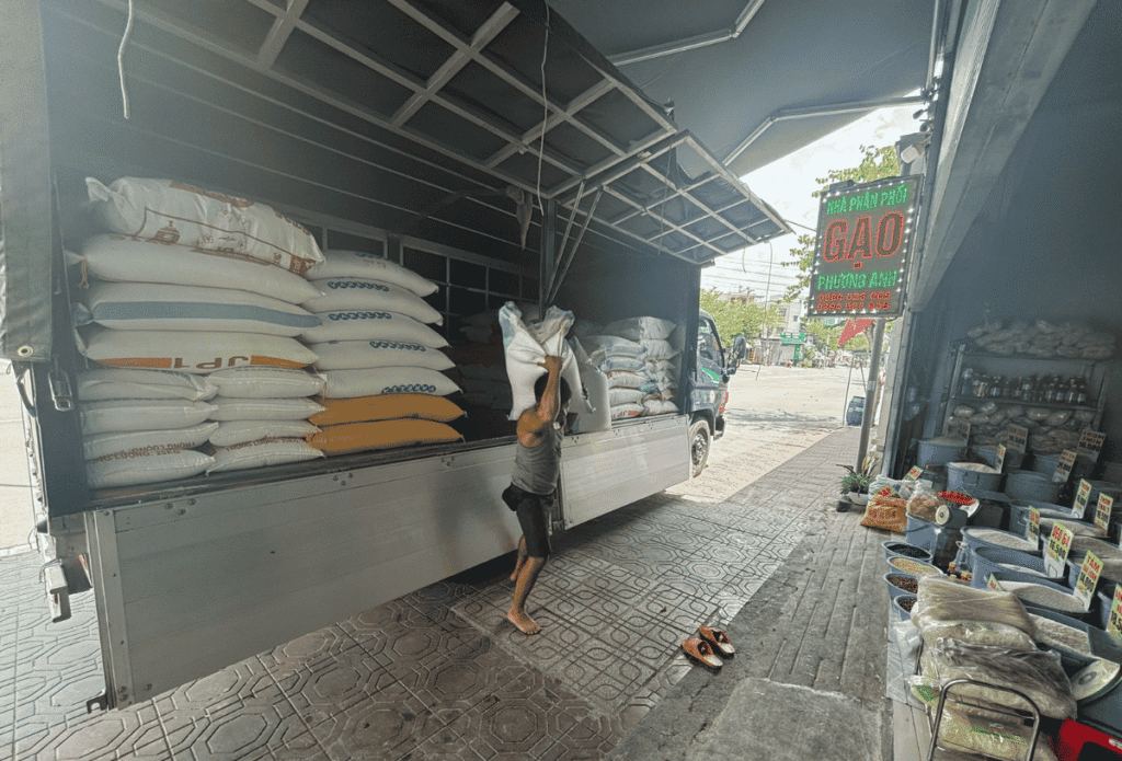 hỗ trợ giao hàng cho đại lý phân phối gạo