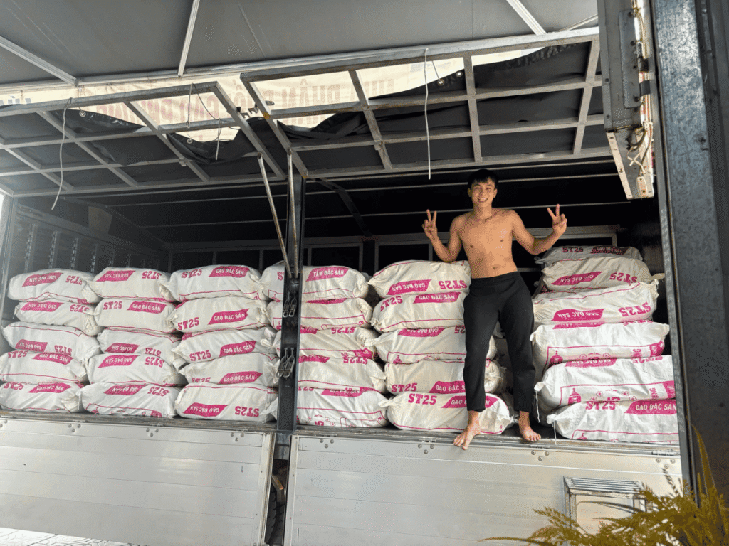 Chuyến xe gạo thiện nguyện